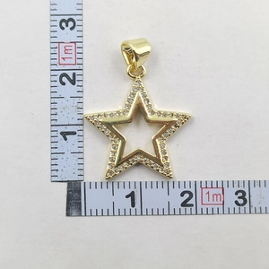 Mesure détaillée du pendentif étoile dorée avec des pierres de zircone claires