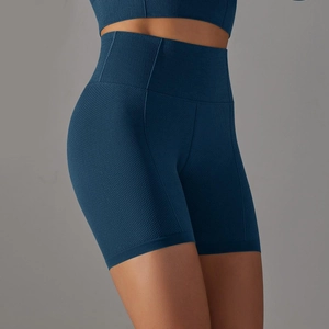 Dettaglio dei pantaloncini yoga blu navy a vita alta senza cuciture con tessuto a nido d'ape