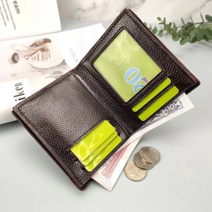 Detalle de billetera para hombre en cuero marrón granulado con múltiples ranuras para tarjetas