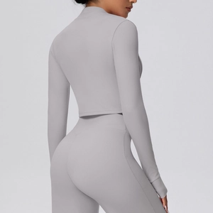 Seitenansicht des grauen Yoga-Sets mit tailliertem Cropped-Oberteil und Leggings