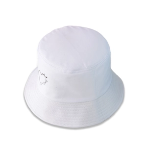 Détail de l'imprimé papillon et cœur sur un chapeau bob blanc en coton respirant