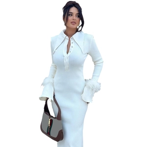 Robe en tricot blanche élégante avec col polo et poignets garnis de plumes
