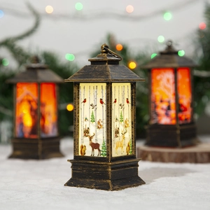 Détail d'une lanterne de Noël vintage avec imprimé renne et effet de lumière LED chaleureux