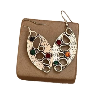 Boucles d'oreilles feuilles vintage argentées avec strass colorés de style bohème