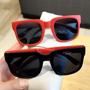Lunettes de soleil carrées mates pour enfants en rouge et noir avec verres de protection UV