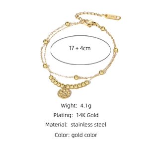 Dettaglio di un bracciale a strati in acciaio inossidabile placcato oro 14K con disco martellato