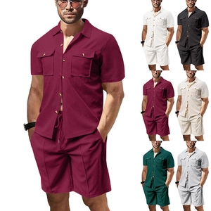 Detalle de tejido gofrado en conjunto de camisa y pantalón corto de hombre en seis colores