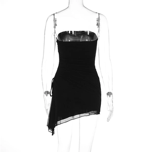 Détail de la robe moulante noire avec fronces latérales et ourlet asymétrique moderne