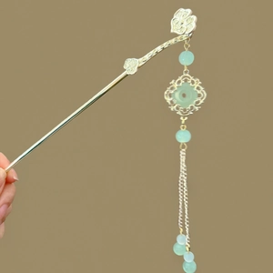 Épingle à cheveux chinoise avec perles vertes et longs pompons dorés élégants