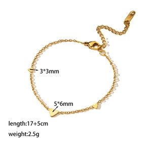Detail of gold titanium heart bracelet with dimensions 3x3mm and 5x6mm specifications