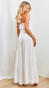 Détail de l'ensemble deux pièces blanc avec haut bandeau plissé et pantalon large