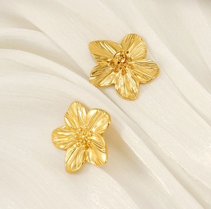 Dettaglio degli orecchini a fiore in acciaio inossidabile placcato oro 18K con texture