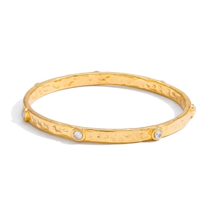 Hammered 18k gold plated titanium steel bracelet with round zircon bezel setting