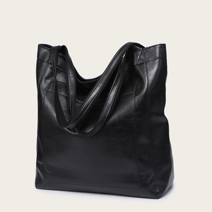 Détail du grand sac cabas noir en similicuir souple avec poche frontale élégante