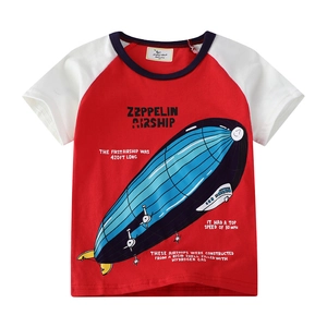 Détail d'un t-shirt en coton pour garçon avec imprimé dirigeable Zeppelin bleu vintage