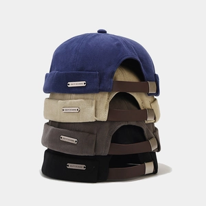 Détail de bonnets docker en toile avec sangles arrière en cuir réglables en plusieurs coloris