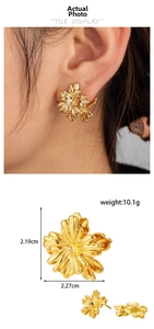Detail of 2.19cm gold flower earrings showing textured petals and size measurements