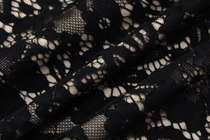Gros plan sur de la dentelle florale noire avec doublure chair et textures mesh fines