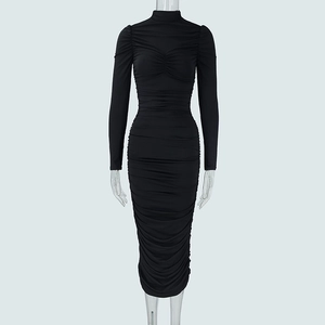 Détail d'une robe noire à manches longues avec design moulant froncé et texture chic