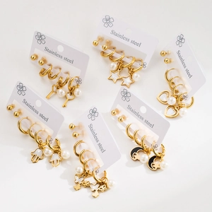 Lot de six boucles d'oreilles en acier inoxydable doré avec étoiles et perles