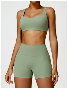 Détail du short sans couture taille haute et du soutien-gorge de sport vert sauge