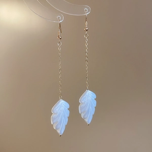 Boucles d'oreilles feuilles dorées élégantes avec pendentifs blancs et chaînes fines