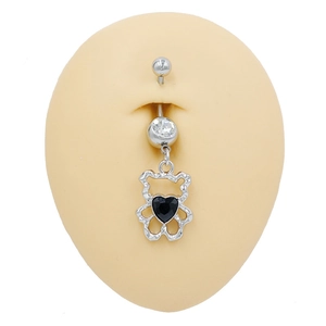 Détail du piercing nombril ours argenté avec pierre coeur noir sur modèle silicone