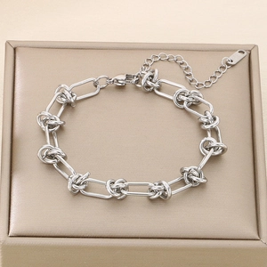 Makroaufnahme der polierten Edelstahl-Knotenkette mit Karabinerverschluss und Etikett