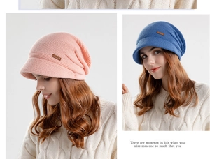 Detailoverzicht van roze en blauwe gebreide mutsen met thermische fleece en textuur