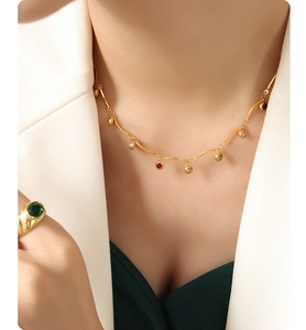 Détail du collier à vagues plaqué or 18 carats avec breloques en zircon coloré sur mannequin