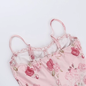 Detalle del vestido rosa floral con tirantes ajustables y cremallera invisible trasera