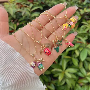 Collana placcata in oro 18K con variopinti ciondoli a tema viaggio estivo e relax