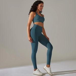 Détail d'un ensemble de yoga côtelé sans couture avec soutien-gorge et legging