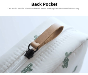 Détail de la poche arrière fonctionnelle et du motif cactus sur la trousse à maquillage