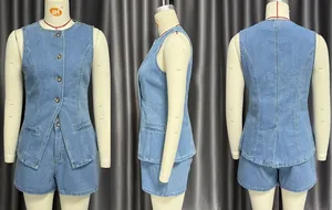 Vista a tre angolazioni di set gilet in denim senza maniche e pantaloncini denim