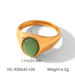 Nahaufnahme eines Retro-Edelstahlrings mit ovalem grünen Stein