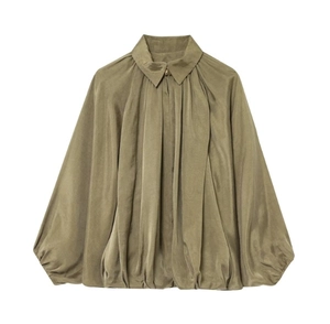 Détail de la chemise en popeline vert olive avec manches bouffantes et plis élégants