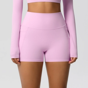 Détail du short de yoga rose avec taille haute et poche latérale pratique pour sport