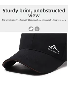 Dettaglio del cappellino con logo della montagna ricamato e visiera stratificata