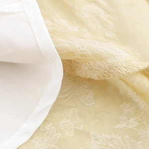 Robe à col en V avec tissu jacquard de qualité et détails de couture exceptionnels