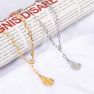 Colliers en titane or et argent avec pendentif poignée de main cœur sur fond artistique