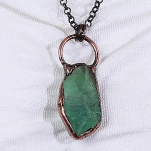 Collana vintage da donna con ciondolo in fluorite verde grezza e catena di rame