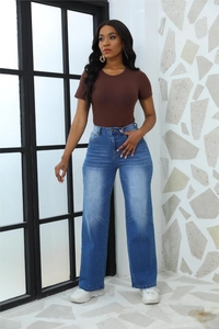 Vue complète d'un jean bleu taille haute à jambes larges avec t-shirt marron et baskets