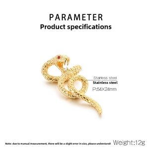 Détail du pendentif serpent doré avec yeux rouges et mesures de taille 54x24 mm
