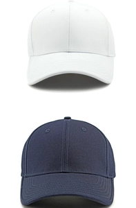 Detailansicht von zwei klassischen Baumwoll-Basecaps in den Farben Weiß und Marineblau