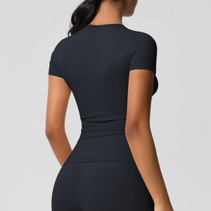 Vue arrière d'un t-shirt de sport noir ajusté montrant la coupe et le tissu brossé doux