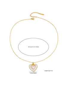 Dettaglio della collana a cuore in acciaio titanio dorato con zirconi e misura 40+5cm