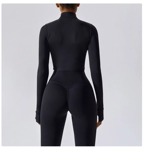 Détail de l'ensemble de sport noir avec passe-pouces et couture en V sculptante
