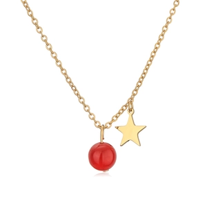 Detail einer Goldkette mit roter Steinperle und einem glänzenden fünfzackigen Sternanhänger