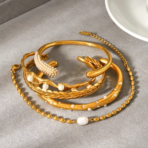 Set bracciale in acciaio inossidabile oro 18k con perle e rigido aperto da donna